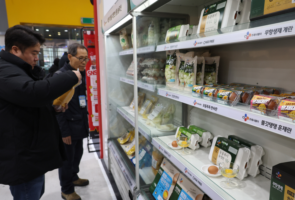 ▲19일 서울 양재 aT센터 제1전시장에서 열린 에그테크코리아 2025(EggTech Korea 2025)에서 관람객들이 CJ프레시웨이 부스를 둘러보고 있다. 고이란 기자 photorean@  (이투데이DB)