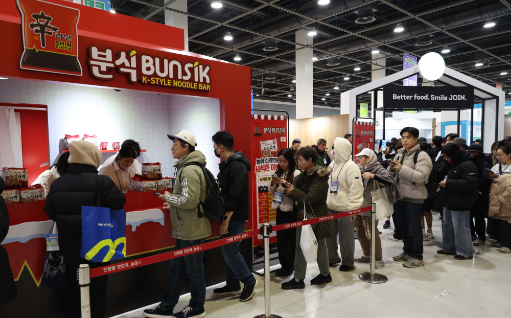 ▲19일 서울 양재 aT센터 제1전시장에서 열린 에그테크코리아 2025(EggTech Korea 2025)에서 관람객들이 농심 부스를 둘러보고 있다. 고이란 기자 photorean@  (이투데이DB)