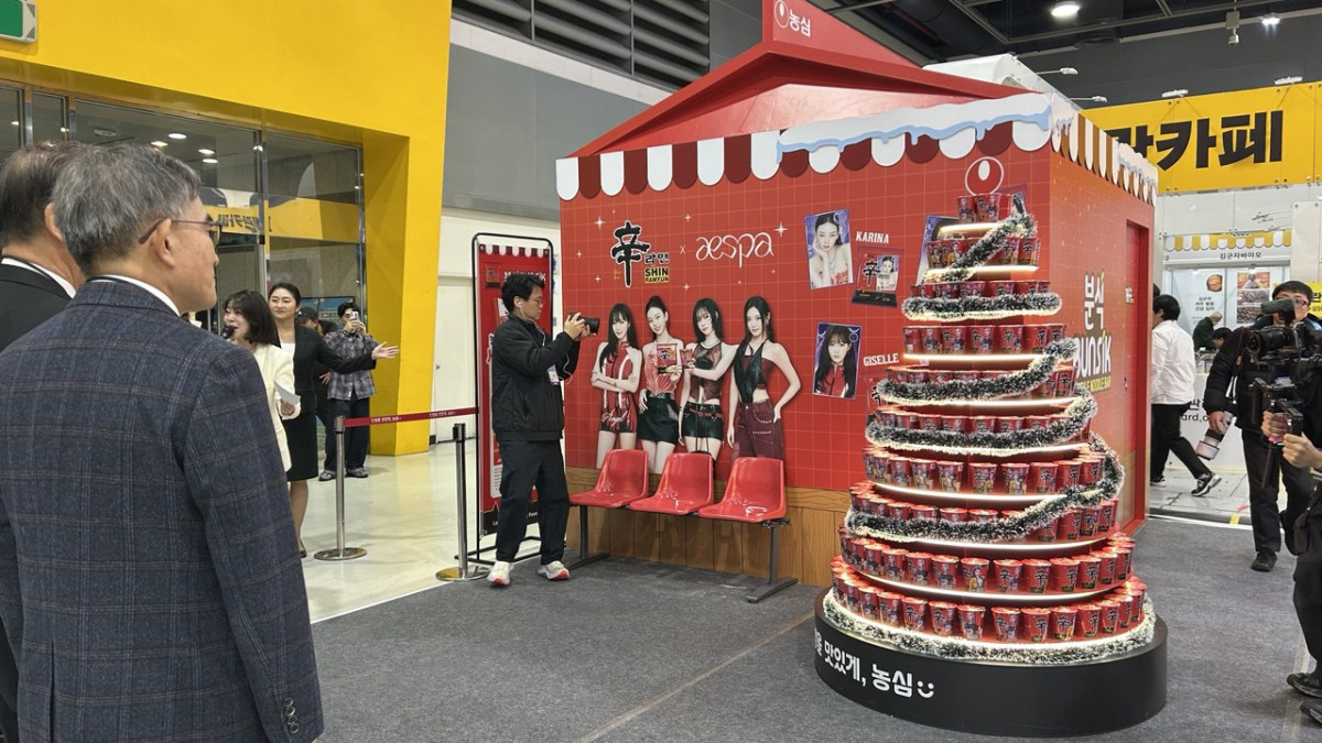 ▲19일 서울 양재 aT센터 제1전시장에서 열린 에그테크코리아 2025(EggTech Korea 2025)에 농심 부스에 신라면컵으로 만든 라면 트리가 설치됐다. (사진=연희진 기자)