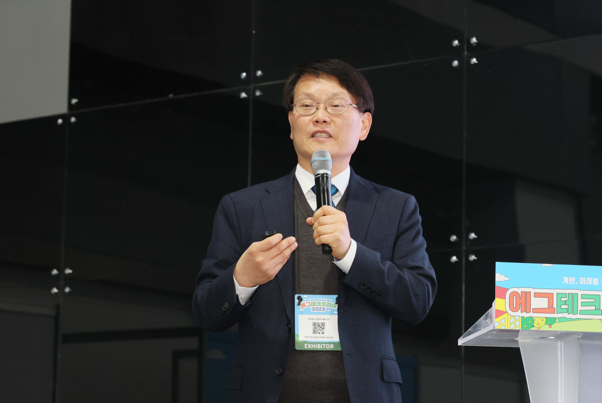 ▲19일 서울 서초구 aT센터에서 열린 ‘에그테크코리아 2025’(EggTech Korea 2025)에서 김종준 계란자조금관리위원회 사무국장이 에그테크 심포지움 발표를 하고있다. 이투데이가 주최하는 '에그테크코리아 2025'는 스마트양계·스마트팜 기술, 동물복지 및 HACCP 생산공정, 로컬푸드 개발, 친환경 패키징, 유정란·디저트 등 건강한 먹거리 산업의 전 과정을 대중에 공개하는 국내 최초의 전시회로 21일 까지 진행된다. 이번 행사는 ‘계란·미래·K 푸드·웰니스’를 핵심 키워드로, 60개사 100부스가 참여하는 대규모 B2C·B2B 융합형 페스티벌로 꾸며진다. 1270만 구독자를 보유한 국내 대표 먹방 크리에이터 쯔양이 홍보대사로 나서며, 의학 유튜브 채널 ‘닥터프렌즈’(140만 구독자)와 '닥터딩요'(81만 구독자)가 건강·식품안전 관련 토크콘서트에 참여한다. 신태현 기자 holjjak@