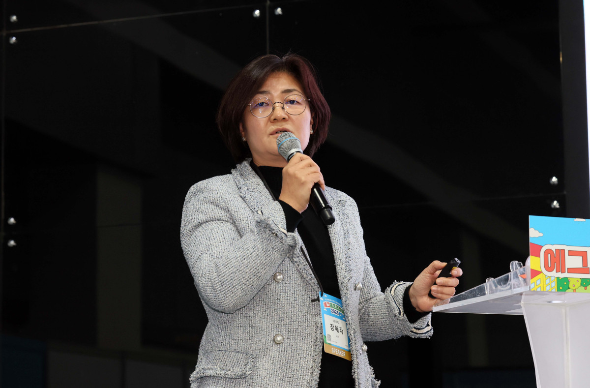 ▲19일 서울 서초구 aT센터에서 열린 ‘에그테크코리아 2025’(EggTech Korea 2025)에서 장애라 강원대 교수가 에그테크 심포지움 발표를 하고있다. 이투데이가 주최하는 '에그테크코리아 2025'는 스마트양계·스마트팜 기술, 동물복지 및 HACCP 생산공정, 로컬푸드 개발, 친환경 패키징, 유정란·디저트 등 건강한 먹거리 산업의 전 과정을 대중에 공개하는 국내 최초의 전시회로 21일 까지 진행된다. 이번 행사는 ‘계란·미래·K 푸드·웰니스’를 핵심 키워드로, 60개사 100부스가 참여하는 대규모 B2C·B2B 융합형 페스티벌로 꾸며진다. 1270만 구독자를 보유한 국내 대표 먹방 크리에이터 쯔양이 홍보대사로 나서며, 의학 유튜브 채널 ‘닥터프렌즈’(140만 구독자)와 '닥터딩요'(81만 구독자)가 건강·식품안전 관련 토크콘서트에 참여한다. 신태현 기자 holjjak@