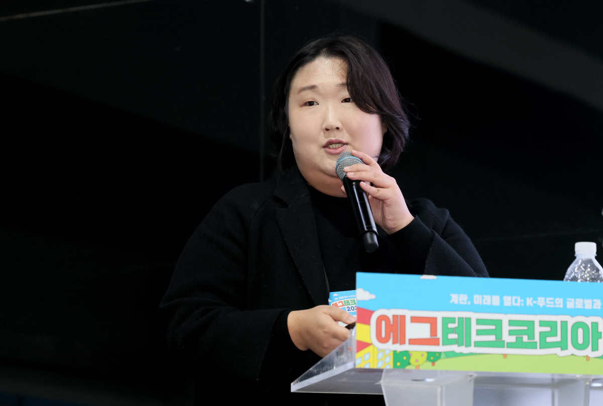 ▲19일 서울 서초구 aT센터에서 열린 ‘에그테크코리아 2025’(EggTech Korea 2025)에서 안혜리 소비자공익네트워크 사무국장이 에그테크 심포지움 발표를 하고있다. 이투데이가 주최하는 '에그테크코리아 2025'는 스마트양계·스마트팜 기술, 동물복지 및 HACCP 생산공정, 로컬푸드 개발, 친환경 패키징, 유정란·디저트 등 건강한 먹거리 산업의 전 과정을 대중에 공개하는 국내 최초의 전시회로 21일 까지 진행된다. 이번 행사는 ‘계란·미래·K 푸드·웰니스’를 핵심 키워드로, 60개사 100부스가 참여하는 대규모 B2C·B2B 융합형 페스티벌로 꾸며진다. 1270만 구독자를 보유한 국내 대표 먹방 크리에이터 쯔양이 홍보대사로 나서며, 의학 유튜브 채널 ‘닥터프렌즈’(140만 구독자)와 '닥터딩요'(81만 구독자)가 건강·식품안전 관련 토크콘서트에 참여한다. 신태현 기자 holjjak@