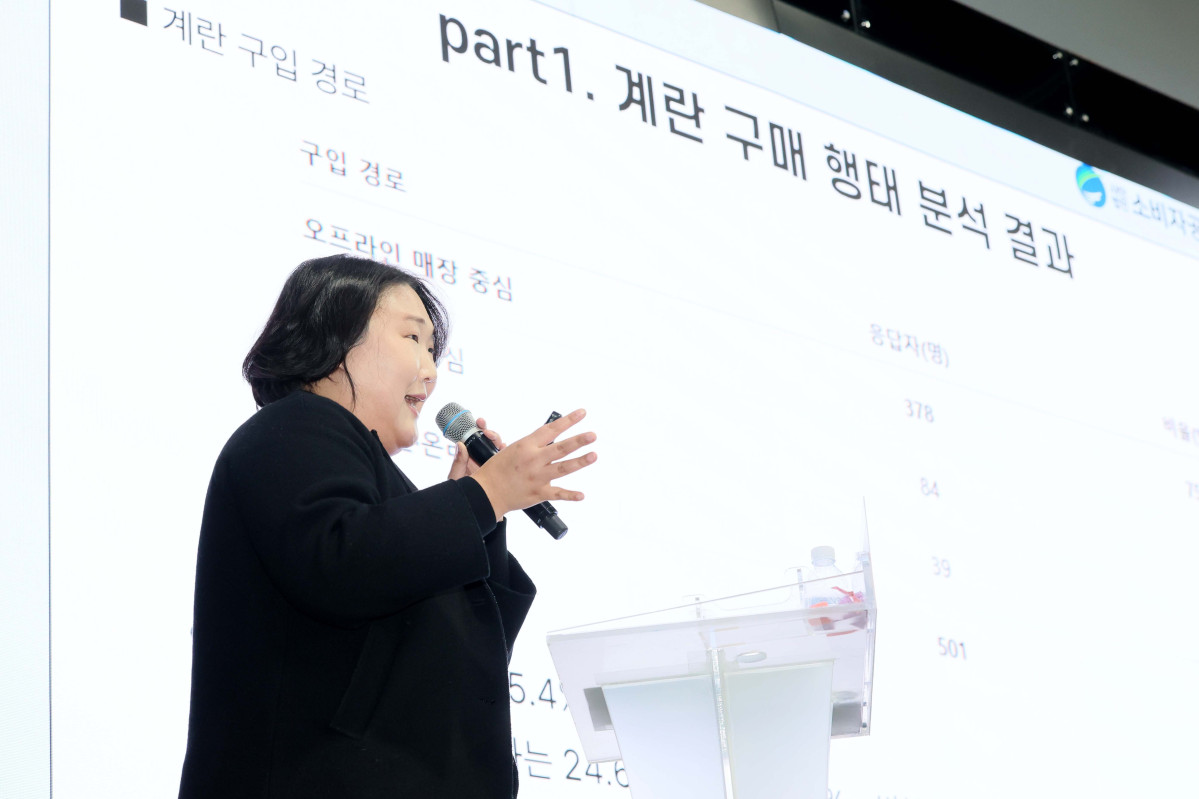 ▲19일 서울 서초구 aT센터에서 열린 ‘에그테크코리아 2025’(EggTech Korea 2025)에서 안혜리 소비자공익네트워크 사무국장이 에그테크 심포지움 발표를 하고있다. 이투데이가 주최하는 '에그테크코리아 2025'는 스마트양계·스마트팜 기술, 동물복지 및 HACCP 생산공정, 로컬푸드 개발, 친환경 패키징, 유정란·디저트 등 건강한 먹거리 산업의 전 과정을 대중에 공개하는 국내 최초의 전시회로 21일 까지 진행된다. 이번 행사는 ‘계란·미래·K 푸드·웰니스’를 핵심 키워드로, 60개사 100부스가 참여하는 대규모 B2C·B2B 융합형 페스티벌로 꾸며진다. 1270만 구독자를 보유한 국내 대표 먹방 크리에이터 쯔양이 홍보대사로 나서며, 의학 유튜브 채널 ‘닥터프렌즈’(140만 구독자)와 '닥터딩요'(81만 구독자)가 건강·식품안전 관련 토크콘서트에 참여한다. 신태현 기자 holjjak@