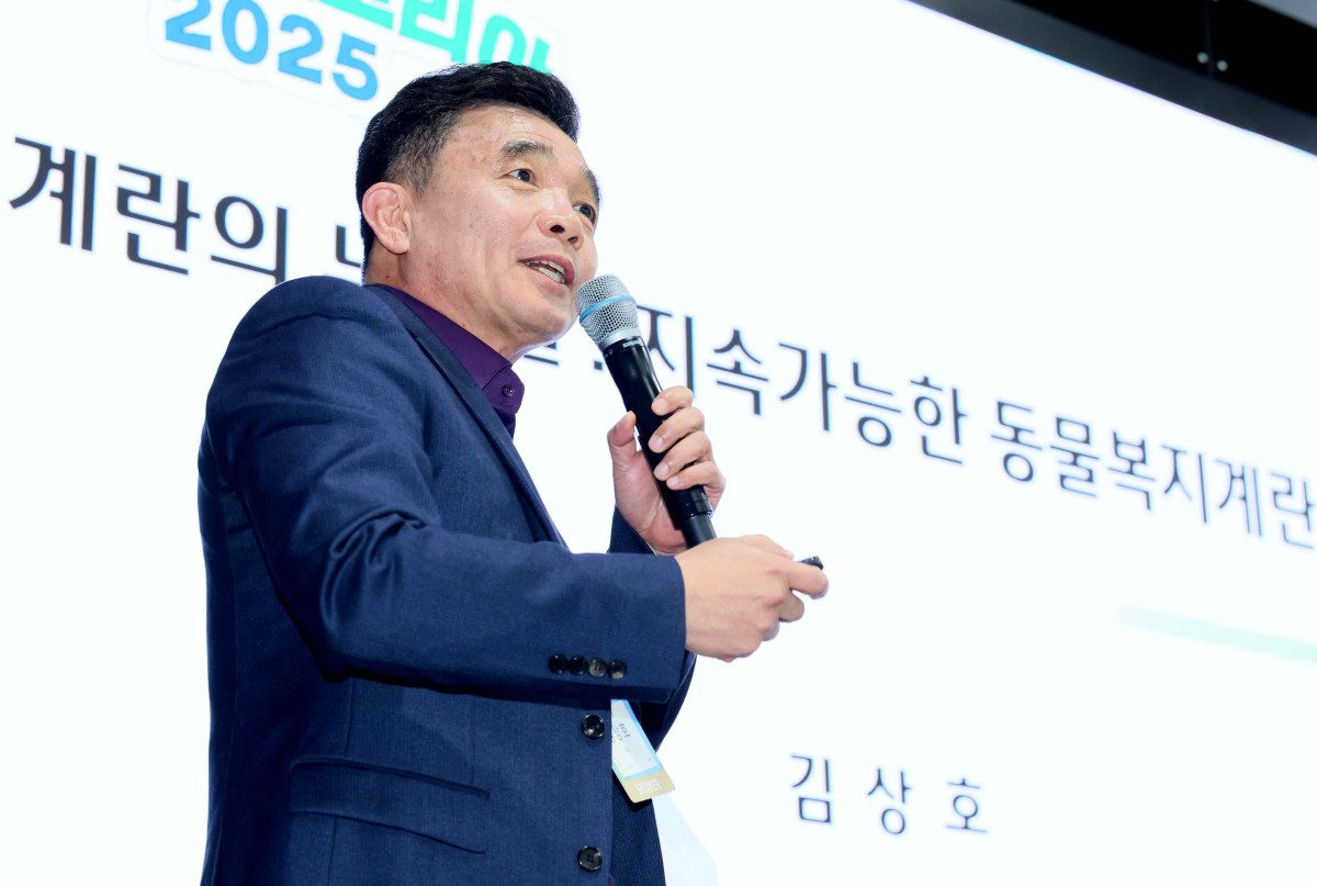 ▲19일 서울 서초구 aT센터에서 열린 ‘에그테크코리아 2025’(EggTech Korea 2025)에서 김상호 케이애니웰 대표가 에그테크 심포지움 발표를 하고있다. 이투데이가 주최하는 '에그테크코리아 2025'는 스마트양계·스마트팜 기술, 동물복지 및 HACCP 생산공정, 로컬푸드 개발, 친환경 패키징, 유정란·디저트 등 건강한 먹거리 산업의 전 과정을 대중에 공개하는 국내 최초의 전시회로 21일 까지 진행된다. 이번 행사는 ‘계란·미래·K 푸드·웰니스’를 핵심 키워드로, 60개사 100부스가 참여하는 대규모 B2C·B2B 융합형 페스티벌로 꾸며진다. 1270만 구독자를 보유한 국내 대표 먹방 크리에이터 쯔양이 홍보대사로 나서며, 의학 유튜브 채널 ‘닥터프렌즈’(140만 구독자)와 '닥터딩요'(81만 구독자)가 건강·식품안전 관련 토크콘서트에 참여한다. 신태현 기자 holjjak@