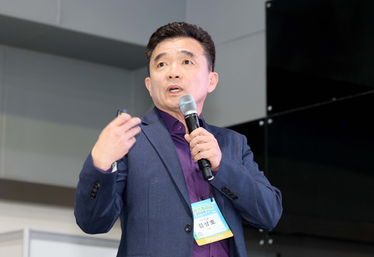 ▲19일 서울 서초구 aT센터에서 열린 ‘에그테크코리아 2025’(EggTech Korea 2025)에서 김상호 케이애니웰 대표가 에그테크 심포지움 발표를 하고있다. 이투데이가 주최하는 '에그테크코리아 2025'는 스마트양계·스마트팜 기술, 동물복지 및 HACCP 생산공정, 로컬푸드 개발, 친환경 패키징, 유정란·디저트 등 건강한 먹거리 산업의 전 과정을 대중에 공개하는 국내 최초의 전시회로 21일 까지 진행된다. 이번 행사는 ‘계란·미래·K 푸드·웰니스’를 핵심 키워드로, 60개사 100부스가 참여하는 대규모 B2C·B2B 융합형 페스티벌로 꾸며진다. 1270만 구독자를 보유한 국내 대표 먹방 크리에이터 쯔양이 홍보대사로 나서며, 의학 유튜브 채널 ‘닥터프렌즈’(140만 구독자)와 '닥터딩요'(81만 구독자)가 건강·식품안전 관련 토크콘서트에 참여한다. 신태현 기자 holjjak@