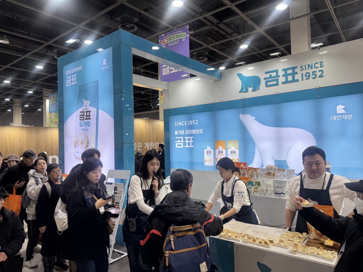▲19일 '에그테크 코리아 2025'에 마련된 대한제분 '곰표' 부스에서 많은 사람들이 커스타드 제품 시식을 즐기고 있다. (사진=석유선 기자)