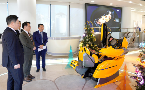 ▲문신학 산업통상부 차관이 19일 서울 도곡동 바디프랜드 본사를 방문해 헬스케어로봇 제품을 시찰하고, 관련 산업에 대한 육성 방안 등을 논의했다. (사진제공=바디프랜드 )