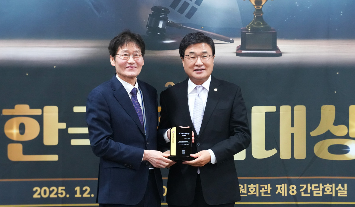 ▲김대식 국회의원(오른쪽)이 한국정책대상을 받고 있다.  (사진제공=김대식의원실 )