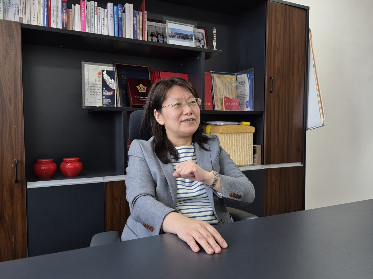 ▲지난달 12일 중국 선전의 선전AI산업협회 사무실에서 랑리옌 협회장이 인터뷰를 하고 있다. (김연진 기자 yeonjin@)