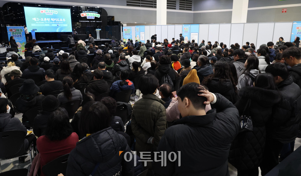 ▲19일 서울 양재 aT센터 제1전시장에서 열린 에그테크코리아 2025(EggTech Korea 2025)에서 에그-오픈런 럭키드로우 이벤트가 진행되고 있다. 21일까지 열리는 에그테크 코리아 2025는 '계란·미래·K-푸드·웰니스'를 키워드로 스마트 양계 기술부터 동물복지, 친환경 패키징, 건강한 먹거리까지 계란 산업 전반을 만나볼 수 있다. 고이란 기자 photorean@  (이투데이DB)