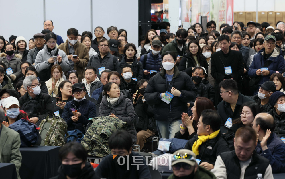 ▲19일 서울 서초구 aT센터에서 열린 ‘에그테크코리아 2025’(EggTech Korea 2025)에서 에그-오픈런 럭키드로우 이벤트가 진행되고 있다. 이투데이가 주최하는 '에그테크코리아 2025'는 스마트양계·스마트팜 기술, 동물복지 및 HACCP 생산공정, 로컬푸드 개발, 친환경 패키징, 유정란·디저트 등 건강한 먹거리 산업의 전 과정을 대중에 공개하는 국내 최초의 전시회로 21일 까지 진행된다. 이번 행사는 ‘계란·미래·K 푸드·웰니스’를 핵심 키워드로, 60개사 100부스가 참여하는 대규모 B2C·B2B 융합형 페스티벌로 꾸며진다. 1270만 구독자를 보유한 국내 대표 먹방 크리에이터 쯔양이 홍보대사로 나서며, 의학 유튜브 채널 ‘닥터프렌즈’(140만 구독자)와 '닥터딩요'(81만 구독자)가 건강·식품안전 관련 토크콘서트에 참여한다. 신태현 기자 holjjak@ (이투데이DB)