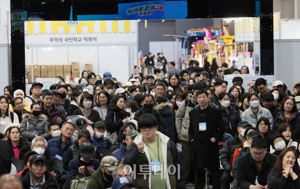 ▲19일 서울 서초구 aT센터에서 열린 ‘에그테크코리아 2025’(EggTech Korea 2025)에서 에그-오픈런 럭키드로우 이벤트가 진행되고 있다. 이투데이가 주최하는 '에그테크코리아 2025'는 스마트양계·스마트팜 기술, 동물복지 및 HACCP 생산공정, 로컬푸드 개발, 친환경 패키징, 유정란·디저트 등 건강한 먹거리 산업의 전 과정을 대중에 공개하는 국내 최초의 전시회로 21일 까지 진행된다. 이번 행사는 ‘계란·미래·K 푸드·웰니스’를 핵심 키워드로, 60개사 100부스가 참여하는 대규모 B2C·B2B 융합형 페스티벌로 꾸며진다. 1270만 구독자를 보유한 국내 대표 먹방 크리에이터 쯔양이 홍보대사로 나서며, 의학 유튜브 채널 ‘닥터프렌즈’(140만 구독자)와 '닥터딩요'(81만 구독자)가 건강·식품안전 관련 토크콘서트에 참여한다. 신태현 기자 holjjak@ (이투데이DB)