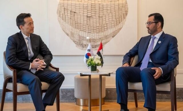 ▲김동관 한화그룹 부회장이 지난 18일 서울 소공동 롯데호텔에서 술탄 알 자베르 아랍에미리트(UAE) 산업첨단기술부 장관 겸 국영석유회사 아부다비국영석유회사(애드녹) 최고경영자(CEO)와 대화를 나누고 있다.  (애드녹 SNS.)