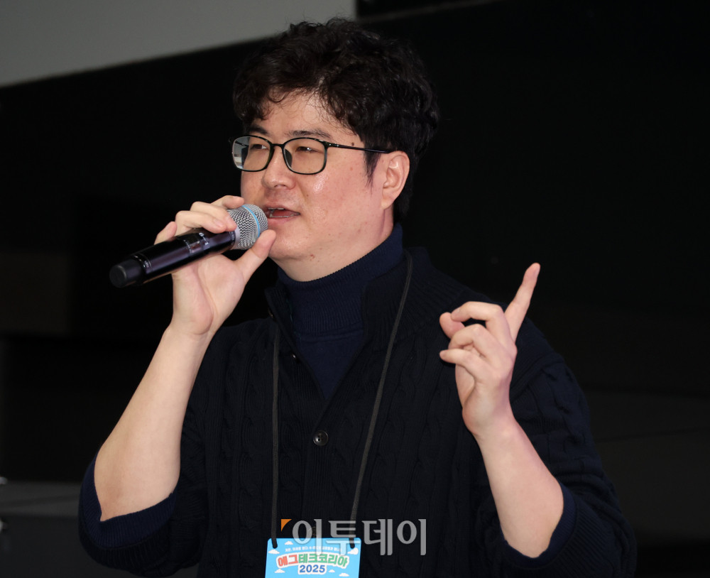 ▲ 19일 서울 양재 aT센터 제1전시장에서 열린 에그테크코리아 2025(EggTech Korea 2025)에서 김영민 아비노젠 부사장이 에그테크 심포지움 발표를 하고있다. 21일까지 열리는 에그테크 코리아 2025는 '계란·미래·K-푸드·웰니스'를 키워드로 스마트 양계 기술부터 동물복지, 친환경 패키징, 건강한 먹거리까지 계란 산업 전반을 만나볼 수 있다. 고이란 기자 photorean@