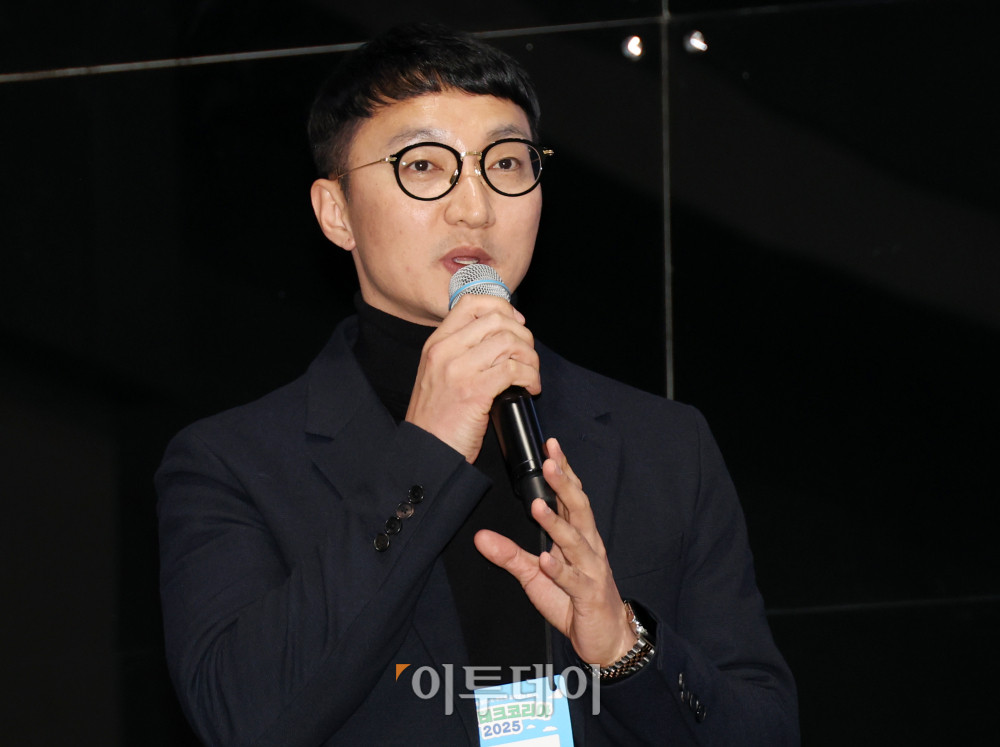 ▲19일 서울 양재 aT센터 제1전시장에서 열린 에그테크코리아 2025(EggTech Korea 2025)에서 정 사무엘 충남대 교수가 에그테크 심포지움 발표를 하고있다. 21일까지 열리는 에그테크 코리아 2025는 '계란·미래·K-푸드·웰니스'를 키워드로 스마트 양계 기술부터 동물복지, 친환경 패키징, 건강한 먹거리까지 계란 산업 전반을 만나볼 수 있다. 고이란 기자 photorean@ (이투데이DB)