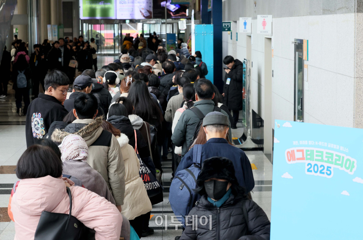 ▲19일 서울 서초구 aT센터에서 열린 ‘에그테크코리아 2025’(EggTech Korea 2025) 행사장 앞에서 참관객들이 입장을 위해 줄지어 기다리고 있다. 이투데이가 주최하는 '에그테크코리아 2025'는 스마트양계·스마트팜 기술, 동물복지 및 HACCP 생산공정, 로컬푸드 개발, 친환경 패키징, 유정란·디저트 등 건강한 먹거리 산업의 전 과정을 대중에 공개하는 국내 최초의 전시회로 21일 까지 진행된다. 이번 행사는 ‘계란·미래·K 푸드·웰니스’를 핵심 키워드로, 60개사 100부스가 참여하는 대규모 B2C·B2B 융합형 페스티벌로 꾸며진다. 1270만 구독자를 보유한 국내 대표 먹방 크리에이터 쯔양이 홍보대사로 나서며, 의학 유튜브 채널 ‘닥터프렌즈’(140만 구독자)와 '닥터딩요'(81만 구독자)가 건강·식품안전 관련 토크콘서트에 참여한다. 신태현 기자 holjjak@