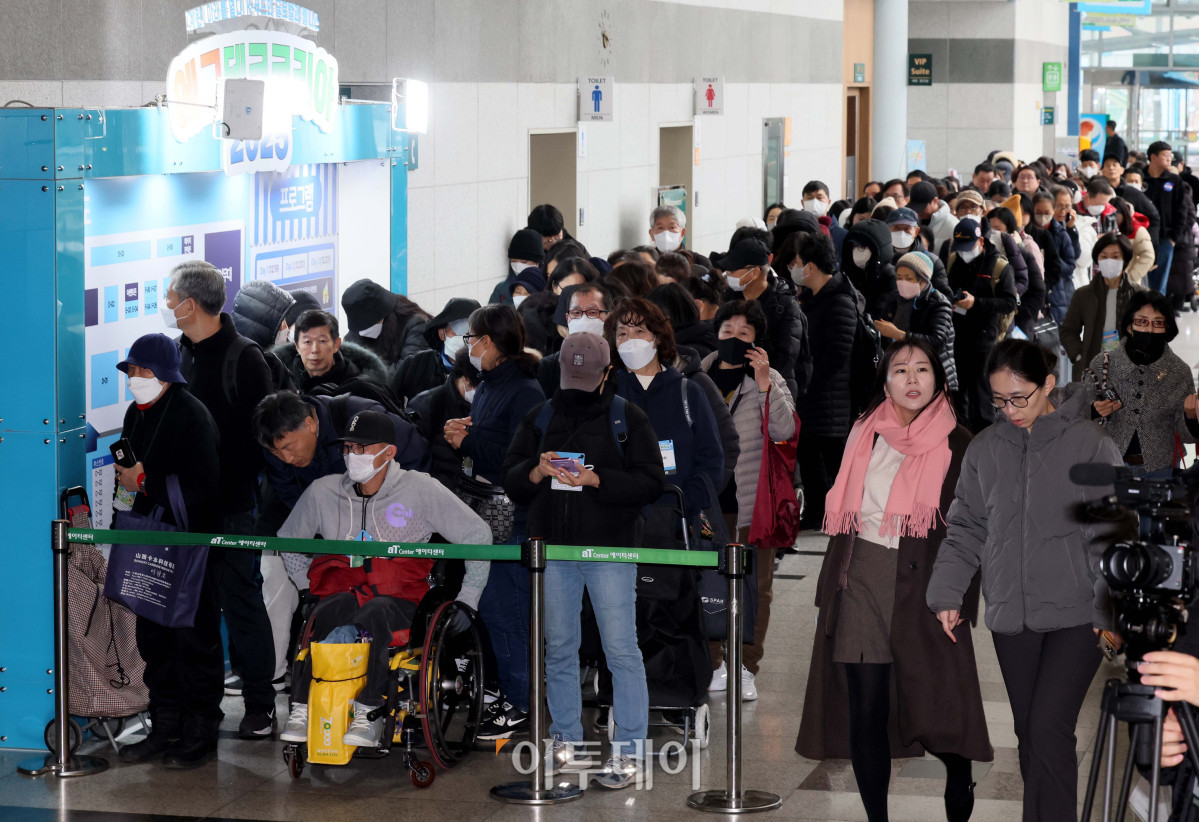 ▲19일 서울 서초구 aT센터에서 열린 ‘에그테크코리아 2025’(EggTech Korea 2025) 행사장 앞에서 참관객들이 입장을 위해 줄지어 기다리고 있다. 이투데이가 주최하는 '에그테크코리아 2025'는 스마트양계·스마트팜 기술, 동물복지 및 HACCP 생산공정, 로컬푸드 개발, 친환경 패키징, 유정란·디저트 등 건강한 먹거리 산업의 전 과정을 대중에 공개하는 국내 최초의 전시회로 21일 까지 진행된다. 이번 행사는 ‘계란·미래·K 푸드·웰니스’를 핵심 키워드로, 60개사 100부스가 참여하는 대규모 B2C·B2B 융합형 페스티벌로 꾸며진다. 1270만 구독자를 보유한 국내 대표 먹방 크리에이터 쯔양이 홍보대사로 나서며, 의학 유튜브 채널 ‘닥터프렌즈’(140만 구독자)와 '닥터딩요'(81만 구독자)가 건강·식품안전 관련 토크콘서트에 참여한다. 신태현 기자 holjjak@