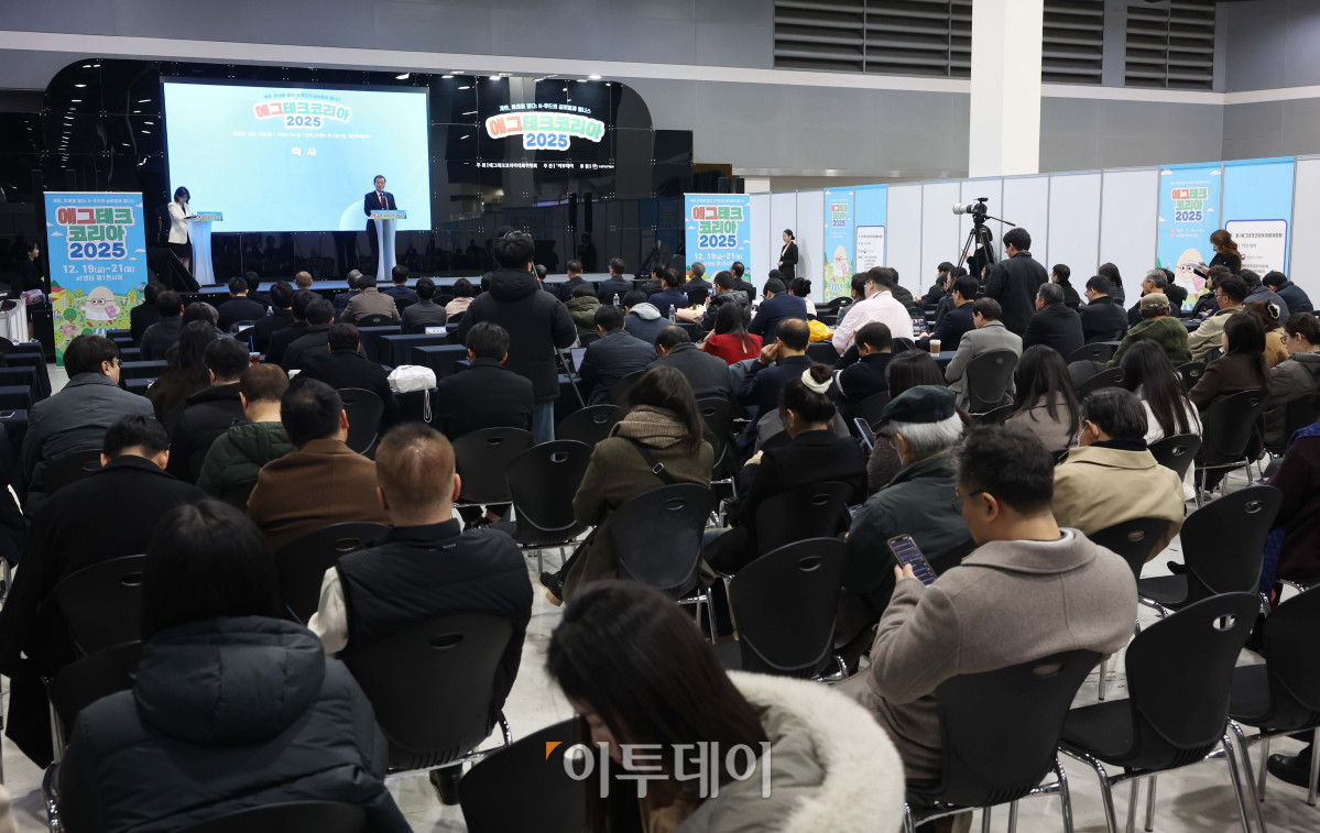 ▲19일 서울 서초구 aT센터에서 열린 ‘에그테크코리아 2025’(EggTech Korea 2025)에서 홍문표 한국농수산식품유통공사(aT)사장이 축사를 하고있다. 이투데이가 주최하는 '에그테크코리아 2025'는 스마트양계·스마트팜 기술, 동물복지 및 HACCP 생산공정, 로컬푸드 개발, 친환경 패키징, 유정란·디저트 등 건강한 먹거리 산업의 전 과정을 대중에 공개하는 국내 최초의 전시회로 21일 까지 진행된다. 이번 행사는 ‘계란·미래·K 푸드·웰니스’를 핵심 키워드로, 60개사 100부스가 참여하는 대규모 B2C·B2B 융합형 페스티벌로 꾸며진다. 1270만 구독자를 보유한 국내 대표 먹방 크리에이터 쯔양이 홍보대사로 나서며, 의학 유튜브 채널 ‘닥터프렌즈’(140만 구독자)와 '닥터딩요'(81만 구독자)가 건강·식품안전 관련 토크콘서트에 참여한다. 신태현 기자 holjjak@