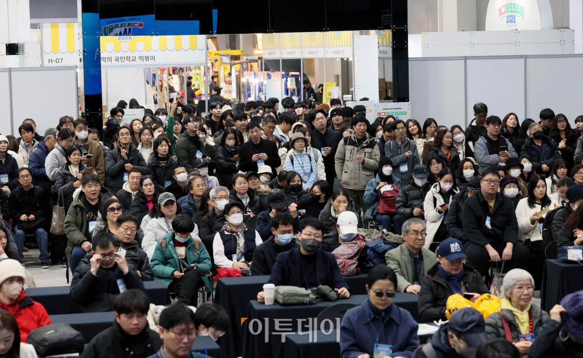 ▲19일 서울 서초구 aT센터에서 열린 ‘에그테크코리아 2025’(EggTech Korea 2025)에서 에그-오픈런 럭키드로우 이벤트가 진행되고 있다. 이투데이가 주최하는 '에그테크코리아 2025'는 스마트양계·스마트팜 기술, 동물복지 및 HACCP 생산공정, 로컬푸드 개발, 친환경 패키징, 유정란·디저트 등 건강한 먹거리 산업의 전 과정을 대중에 공개하는 국내 최초의 전시회로 21일 까지 진행된다. 이번 행사는 ‘계란·미래·K 푸드·웰니스’를 핵심 키워드로, 60개사 100부스가 참여하는 대규모 B2C·B2B 융합형 페스티벌로 꾸며진다. 1270만 구독자를 보유한 국내 대표 먹방 크리에이터 쯔양이 홍보대사로 나서며, 의학 유튜브 채널 ‘닥터프렌즈’(140만 구독자)와 '닥터딩요'(81만 구독자)가 건강·식품안전 관련 토크콘서트에 참여한다. 신태현 기자 holjjak@