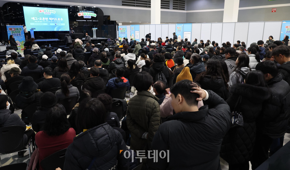 ▲19일 서울 양재 aT센터 제1전시장에서 열린 에그테크코리아 2025(EggTech Korea 2025)에서 에그-오픈런 럭키드로우 이벤트가 진행되고 있다. 21일까지 열리는 에그테크 코리아 2025는 '계란·미래·K-푸드·웰니스'를 키워드로 스마트 양계 기술부터 동물복지, 친환경 패키징, 건강한 먹거리까지 계란 산업 전반을 만나볼 수 있다. 고이란 기자 photorean@