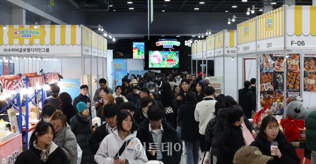 ▲19일 서울 양재 aT센터 제1전시장에서 열린 에그테크코리아 2025(EggTech Korea 2025)에서 관람객들이 부스를 둘러보고 있다. 21일까지 열리는 에그테크 코리아 2025는 '계란·미래·K-푸드·웰니스'를 키워드로 스마트 양계 기술부터 동물복지, 친환경 패키징, 건강한 먹거리까지 계란 산업 전반을 만나볼 수 있다. 고이란 기자 photorean@