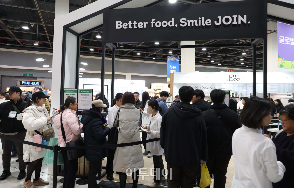 ▲19일 서울 양재 aT센터 제1전시장에서 열린 에그테크코리아 2025(EggTech Korea 2025)에서 관람객들이 부스를 둘러보고 있다. 21일까지 열리는 에그테크 코리아 2025는 '계란·미래·K-푸드·웰니스'를 키워드로 스마트 양계 기술부터 동물복지, 친환경 패키징, 건강한 먹거리까지 계란 산업 전반을 만나볼 수 있다. 고이란 기자 photorean@