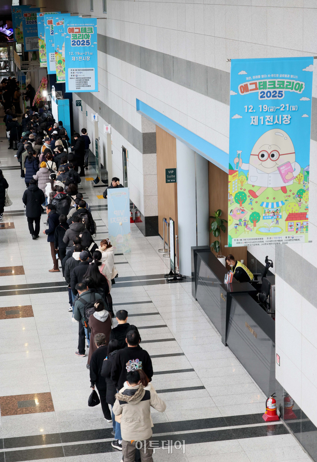 ▲19일 서울 서초구 aT센터에서 열린 ‘에그테크코리아 2025’(EggTech Korea 2025) 행사장 앞에서 참관객들이 입장을 위해 줄지어 기다리고 있다. 이투데이가 주최하는 '에그테크코리아 2025'는 스마트양계·스마트팜 기술, 동물복지 및 HACCP 생산공정, 로컬푸드 개발, 친환경 패키징, 유정란·디저트 등 건강한 먹거리 산업의 전 과정을 대중에 공개하는 국내 최초의 전시회로 21일 까지 진행된다. 이번 행사는 ‘계란·미래·K 푸드·웰니스’를 핵심 키워드로, 60개사 100부스가 참여하는 대규모 B2C·B2B 융합형 페스티벌로 꾸며진다. 1270만 구독자를 보유한 국내 대표 먹방 크리에이터 쯔양이 홍보대사로 나서며, 의학 유튜브 채널 ‘닥터프렌즈’(140만 구독자)와 '닥터딩요'(81만 구독자)가 건강·식품안전 관련 토크콘서트에 참여한다. 신태현 기자 holjjak@