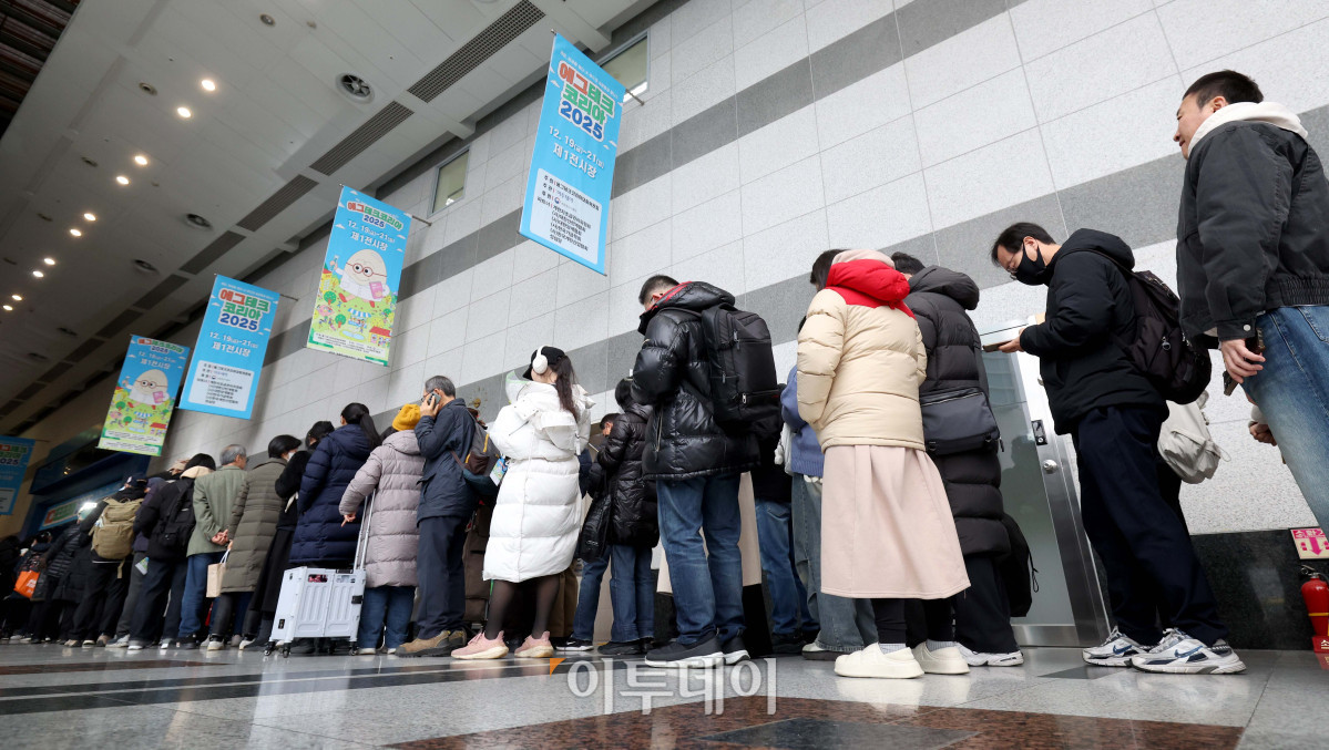 ▲19일 서울 서초구 aT센터에서 열린 ‘에그테크코리아 2025’(EggTech Korea 2025) 행사장 앞에서 참관객들이 입장을 위해 줄지어 기다리고 있다. 이투데이가 주최하는 '에그테크코리아 2025'는 스마트양계·스마트팜 기술, 동물복지 및 HACCP 생산공정, 로컬푸드 개발, 친환경 패키징, 유정란·디저트 등 건강한 먹거리 산업의 전 과정을 대중에 공개하는 국내 최초의 전시회로 21일 까지 진행된다. 이번 행사는 ‘계란·미래·K 푸드·웰니스’를 핵심 키워드로, 60개사 100부스가 참여하는 대규모 B2C·B2B 융합형 페스티벌로 꾸며진다. 1270만 구독자를 보유한 국내 대표 먹방 크리에이터 쯔양이 홍보대사로 나서며, 의학 유튜브 채널 ‘닥터프렌즈’(140만 구독자)와 '닥터딩요'(81만 구독자)가 건강·식품안전 관련 토크콘서트에 참여한다. 신태현 기자 holjjak@