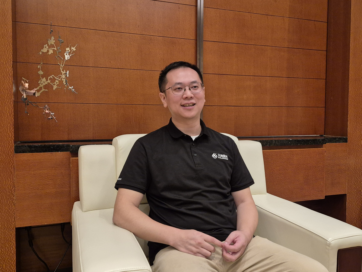 ▲지난달 11일 중국 선전에서 단리신 교수가 이투데이와 인터뷰를 하고 있다. (김연진 기자 yeonjin@)