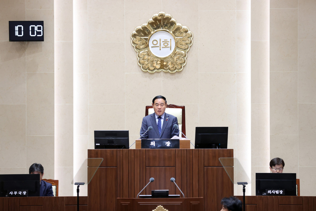▲수원특례시의회 이재식 의장이 12월 19일, 73년 만에 마련된 독립청사 본회의장에서 열린 제397회 제2차 정례회 제2차 본회의에서 의사봉을 두드리며 회의를 진행하고 있다. (수원특례시의회)