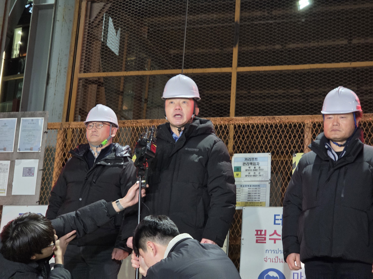 ▲18일 서울 여의도역 신안산선 공사 현장에서 작업자 1명이 사망한 사고와 관련해 공사를 맡았던 포스코이앤씨의 송치영 사장이 현장을 찾아 사과하고 있다. (연합뉴스)