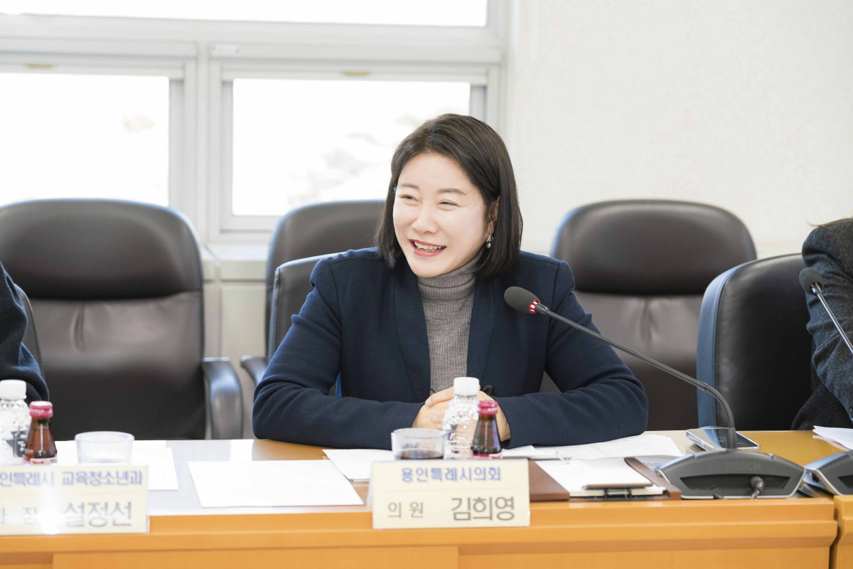 ▲김희영 용인특례시의원이 19일 용인시의회에서 열린 ‘청소년문화의집 운영 개선을 위한 간담회’에서 현장 운영 실태와 청소년 중심 개선 방향에 대해 발언하고 있다. (용인특례시의회)