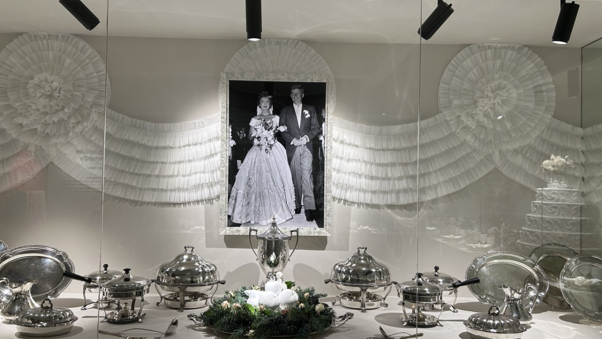 ▲'하우스 오브 애슐리' 팝업 전시 공간에 케네디 부부 결혼 사진과 식기 등이 전시돼 있다. (사진=연희진 기자)
