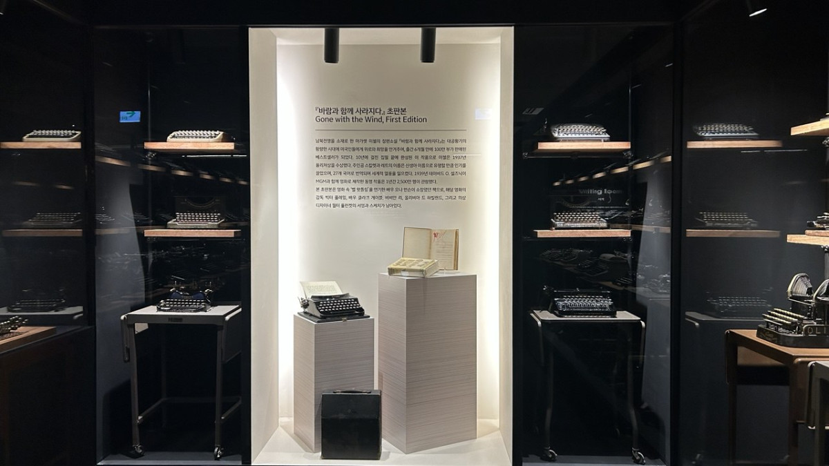 ▲'하우스 오브 애슐리' 팝업 전시 공간에 '바람과 함께 사라지다' 초판본과 타자기 등이 전시돼 있다. (사진=연희진 기자)