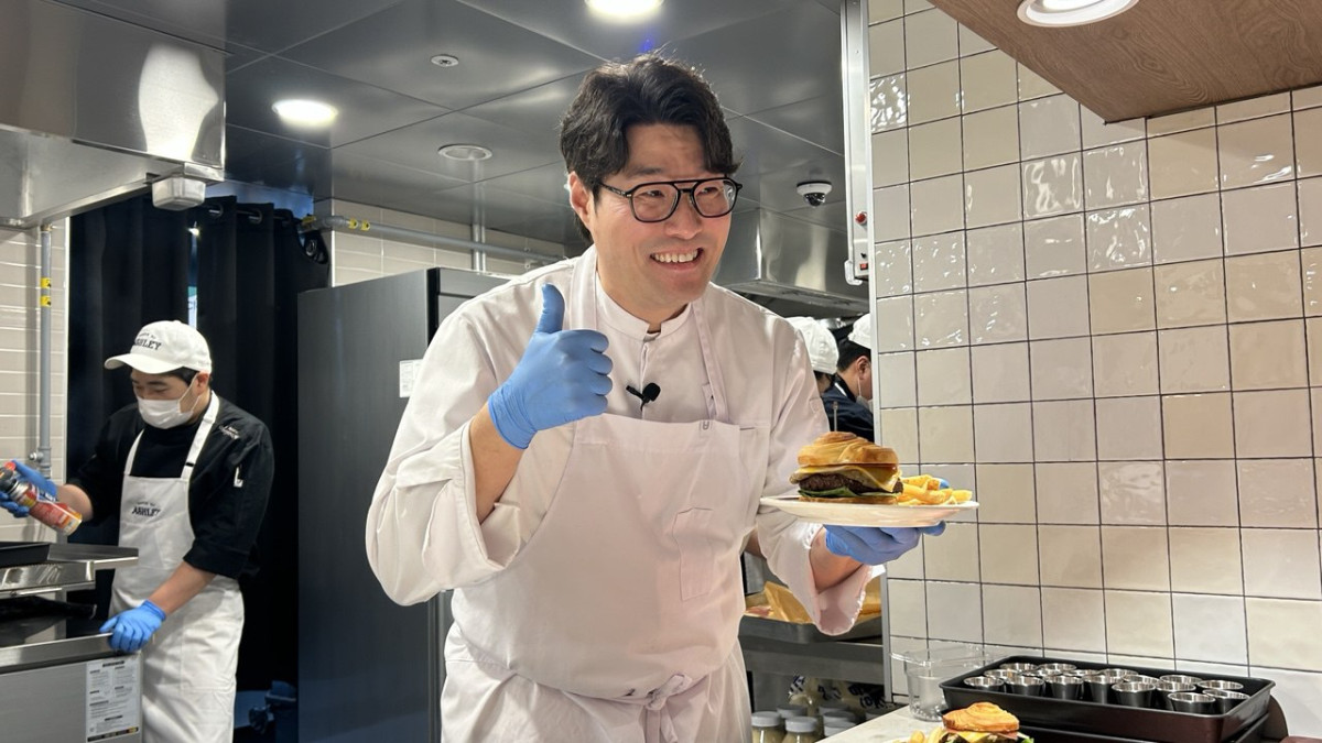 ▲'하우스 오브 애슐리' 팝업에서 오세득 셰프가 컬래버 메뉴 '웰링턴 버거'를 선보이고 있다. (사진=연희진 기자)