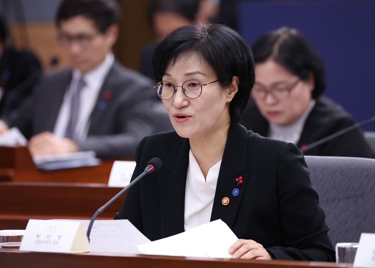 ▲원민경 성평등가족부 장관이 19일 정부서울청사 별관에서 이재명 대통령에게 업무보고를 하고 있다. (연합뉴스)