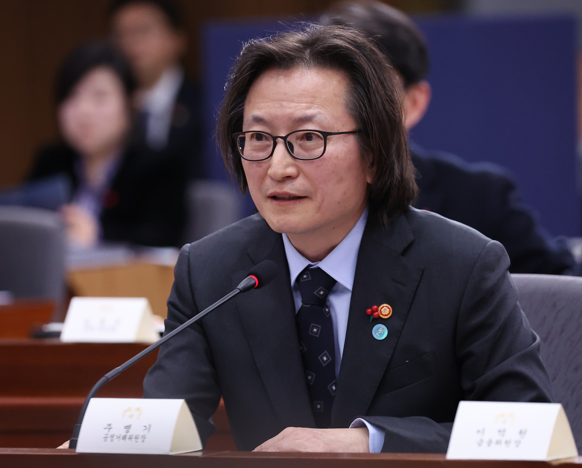 ▲주병기 공정거래위원장이 19일 정부서울청사 별관에서 열린 금융위원회·공정거래위원회 업무보고에서 이재명 대통령의 질문에 답하고 있다.  (연합뉴스)