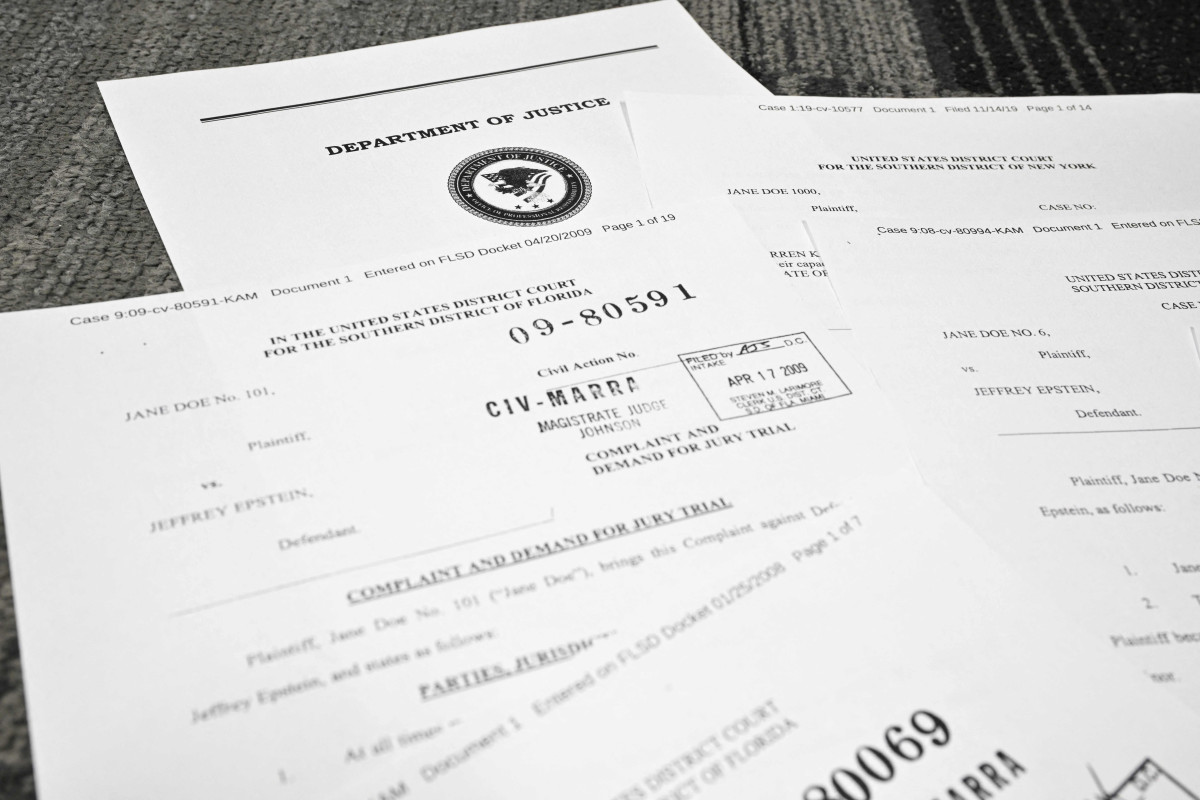 ▲부19일(현지시간) 미국 법무부가 제프리 엡스타인 수사 문건들을 공개하기 시작한 후 공개된 법원 문서들의 모습. (AFP연합뉴스)