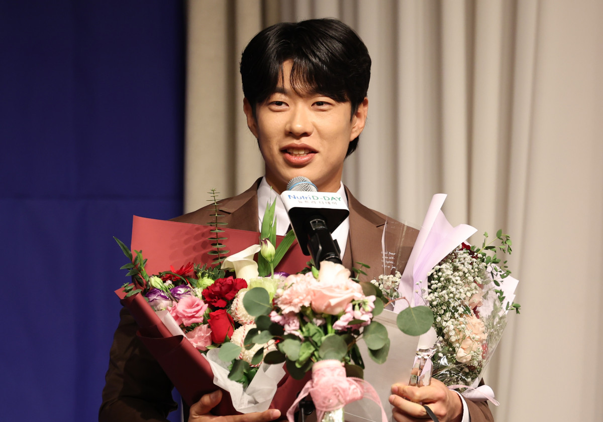 ▲8일 서울 강남구 리베라호텔에서 열린 2025 일구상 시상식에서 키움히어로즈 송성문이 최고 타자상을 수상한 뒤 소감을 말하고 있다. (사진=뉴시스)