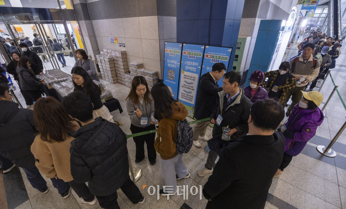 ▲20일 서울 서초구 aT센터에서 열린 ‘에그테크코리아 2025’(EggTech Korea 2025)에서 참관객들이 입장을 하기 위해 길게 줄을 서서 대기하고 있다. 이투데이가 주최하는 '에그테크코리아 2025'는 스마트양계·스마트팜 기술, 동물복지 및 HACCP 생산공정, 로컬푸드 개발, 친환경 패키징, 유정란·디저트 등 건강한 먹거리 산업의 전 과정을 대중에 공개하는 국내 최초의 전시회로 21일 까지 진행된다. 이번 행사는 ‘계란·미래·K 푸드·웰니스’를 핵심 키워드로, 60개사 100부스가 참여하는 대규모 B2C·B2B 융합형 페스티벌로 꾸며진다. 1270만 구독자를 보유한 국내 대표 먹방 크리에이터 쯔양이 홍보대사로 나서며, 의학 유튜브 채널 ‘닥터프렌즈’(140만 구독자)와 '닥터딩요'(81만 구독자)가 건강·식품안전 관련 토크콘서트에 참여한다. 조현호 기자 hyunho@