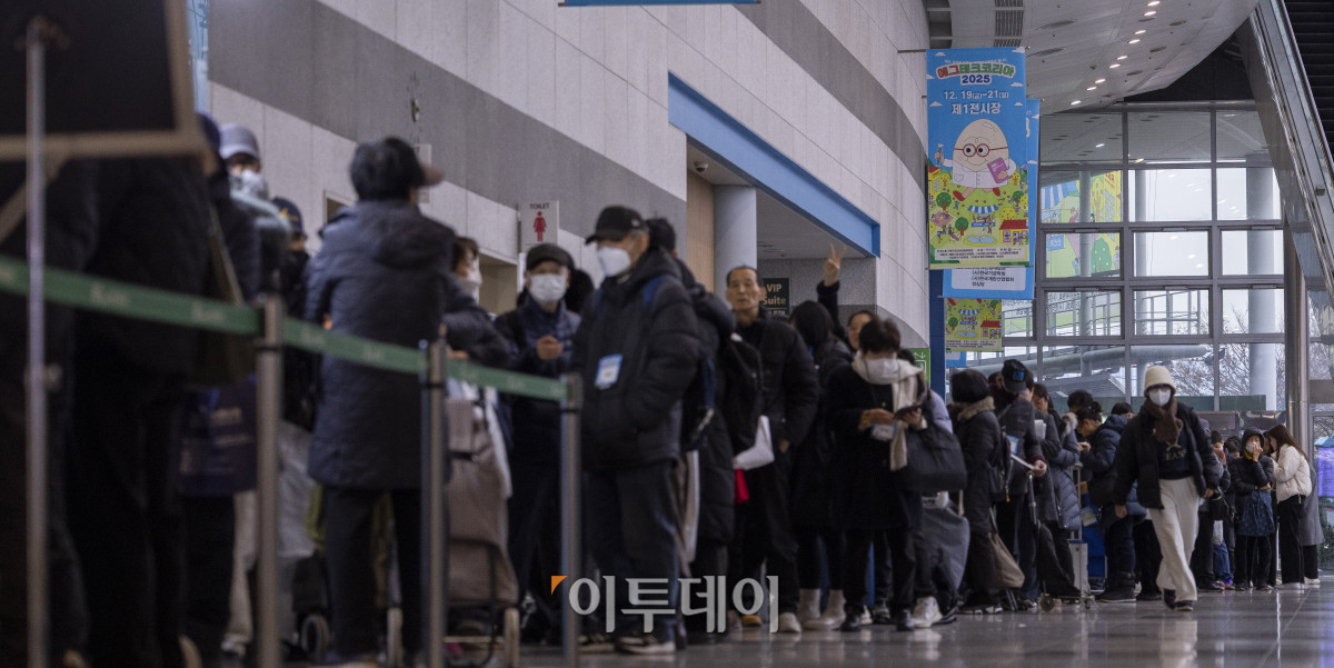 ▲20일 서울 서초구 aT센터에서 열린 ‘에그테크코리아 2025’(EggTech Korea 2025)에서 참관객들이 입장을 하기 위해 길게 줄을 서서 대기하고 있다. 이투데이가 주최하는 '에그테크코리아 2025'는 스마트양계·스마트팜 기술, 동물복지 및 HACCP 생산공정, 로컬푸드 개발, 친환경 패키징, 유정란·디저트 등 건강한 먹거리 산업의 전 과정을 대중에 공개하는 국내 최초의 전시회로 21일 까지 진행된다. 이번 행사는 ‘계란·미래·K 푸드·웰니스’를 핵심 키워드로, 60개사 100부스가 참여하는 대규모 B2C·B2B 융합형 페스티벌로 꾸며진다. 1270만 구독자를 보유한 국내 대표 먹방 크리에이터 쯔양이 홍보대사로 나서며, 의학 유튜브 채널 ‘닥터프렌즈’(140만 구독자)와 '닥터딩요'(81만 구독자)가 건강·식품안전 관련 토크콘서트에 참여한다. 조현호 기자 hyunho@