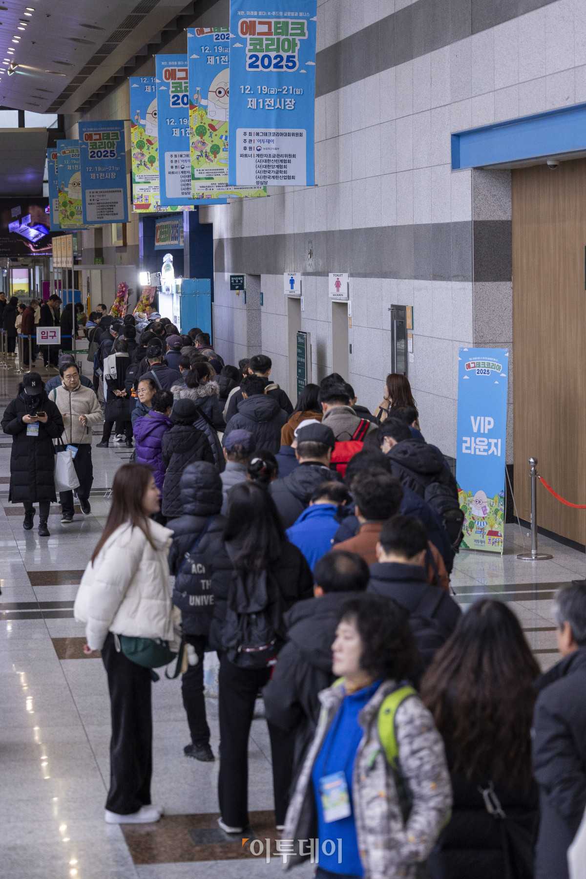 ▲20일 서울 서초구 aT센터에서 열린 ‘에그테크코리아 2025’(EggTech Korea 2025)에서 참관객들이 입장을 하기 위해 길게 줄을 서서 대기하고 있다. 이투데이가 주최하는 '에그테크코리아 2025'는 스마트양계·스마트팜 기술, 동물복지 및 HACCP 생산공정, 로컬푸드 개발, 친환경 패키징, 유정란·디저트 등 건강한 먹거리 산업의 전 과정을 대중에 공개하는 국내 최초의 전시회로 21일 까지 진행된다. 이번 행사는 ‘계란·미래·K 푸드·웰니스’를 핵심 키워드로, 60개사 100부스가 참여하는 대규모 B2C·B2B 융합형 페스티벌로 꾸며진다. 1270만 구독자를 보유한 국내 대표 먹방 크리에이터 쯔양이 홍보대사로 나서며, 의학 유튜브 채널 ‘닥터프렌즈’(140만 구독자)와 '닥터딩요'(81만 구독자)가 건강·식품안전 관련 토크콘서트에 참여한다. 조현호 기자 hyunho@