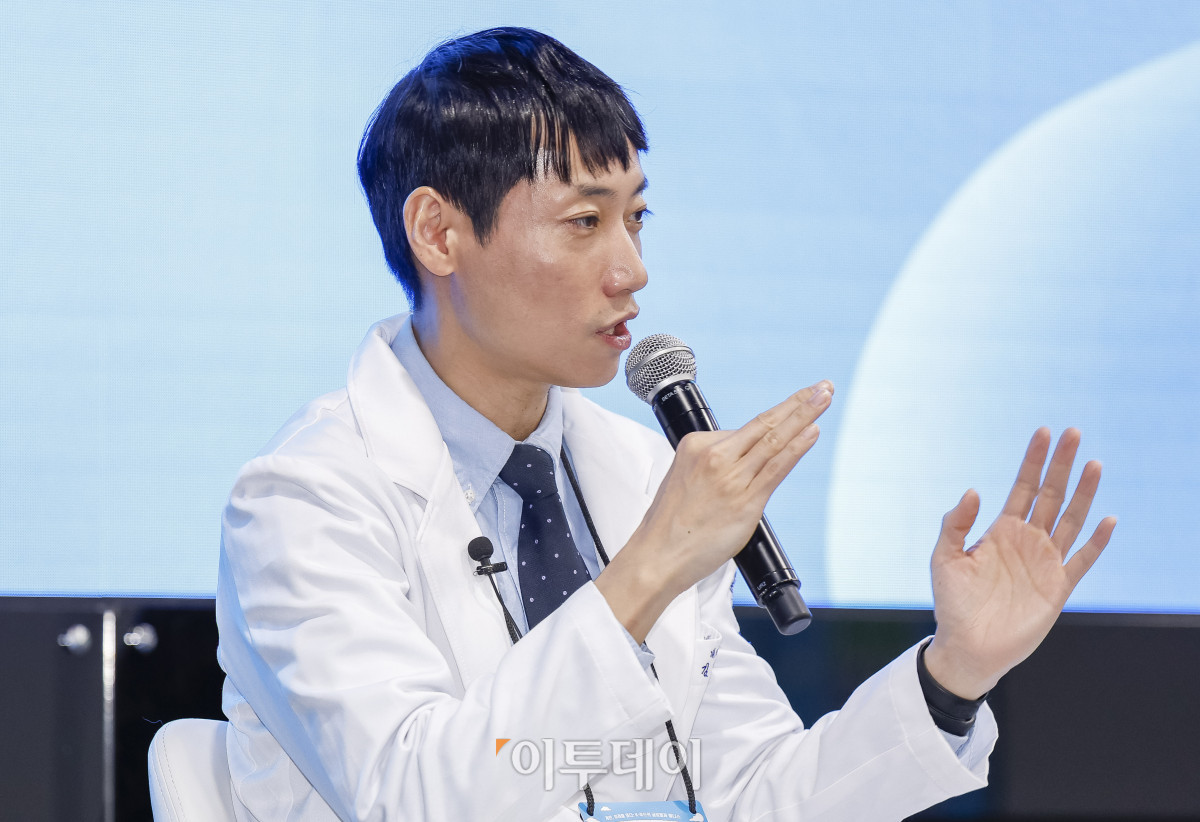 ▲20일 서울 서초구 aT센터에서 열린 ‘에그테크코리아 2025’(EggTech Korea 2025) 에크테크 토크콘서트에서 김태균 부산 초량 인창요양병원 내과2 과장이 발표를 하고 있다. 이투데이가 주최하는 '에그테크코리아 2025'는 스마트양계·스마트팜 기술, 동물복지 및 HACCP 생산공정, 로컬푸드 개발, 친환경 패키징, 유정란·디저트 등 건강한 먹거리 산업의 전 과정을 대중에 공개하는 국내 최초의 전시회로 21일 까지 진행된다. 이번 행사는 ‘계란·미래·K 푸드·웰니스’를 핵심 키워드로, 60개사 100부스가 참여하는 대규모 B2C·B2B 융합형 페스티벌로 꾸며진다. 1270만 구독자를 보유한 국내 대표 먹방 크리에이터 쯔양이 홍보대사로 나서며, 의학 유튜브 채널 ‘닥터프렌즈’(140만 구독자)와 '닥터딩요'(81만 구독자)가 건강·식품안전 관련 토크콘서트에 참여한다. 조현호 기자 hyunho@