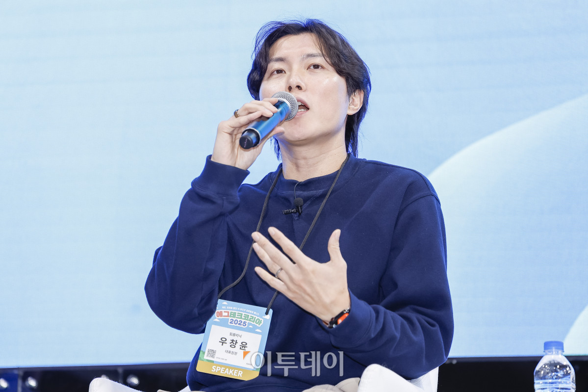 ▲20일 서울 서초구 aT센터에서 열린 ‘에그테크코리아 2025’(EggTech Korea 2025) 에크테크 토크콘서트에서 우창윤 윔클리닉 대표원장이 발표를 하고 있다. 이투데이가 주최하는 '에그테크코리아 2025'는 스마트양계·스마트팜 기술, 동물복지 및 HACCP 생산공정, 로컬푸드 개발, 친환경 패키징, 유정란·디저트 등 건강한 먹거리 산업의 전 과정을 대중에 공개하는 국내 최초의 전시회로 21일 까지 진행된다. 이번 행사는 ‘계란·미래·K 푸드·웰니스’를 핵심 키워드로, 60개사 100부스가 참여하는 대규모 B2C·B2B 융합형 페스티벌로 꾸며진다. 1270만 구독자를 보유한 국내 대표 먹방 크리에이터 쯔양이 홍보대사로 나서며, 의학 유튜브 채널 ‘닥터프렌즈’(140만 구독자)와 '닥터딩요'(81만 구독자)가 건강·식품안전 관련 토크콘서트에 참여한다. 조현호 기자 hyunho@