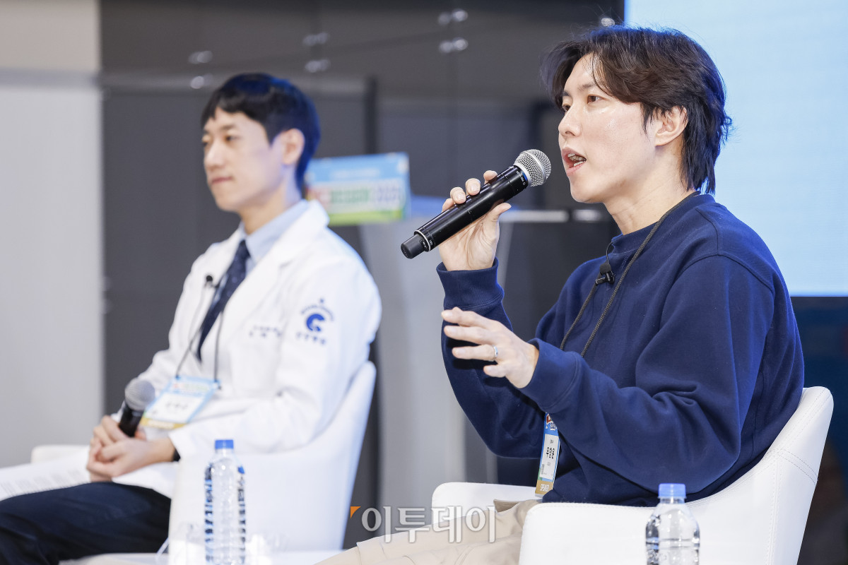 ▲20일 서울 서초구 aT센터에서 열린 ‘에그테크코리아 2025’(EggTech Korea 2025) 에크테크 토크콘서트에서 우창윤 윔클리닉 대표원장이 발표를 하고 있다. 이투데이가 주최하는 '에그테크코리아 2025'는 스마트양계·스마트팜 기술, 동물복지 및 HACCP 생산공정, 로컬푸드 개발, 친환경 패키징, 유정란·디저트 등 건강한 먹거리 산업의 전 과정을 대중에 공개하는 국내 최초의 전시회로 21일 까지 진행된다. 이번 행사는 ‘계란·미래·K 푸드·웰니스’를 핵심 키워드로, 60개사 100부스가 참여하는 대규모 B2C·B2B 융합형 페스티벌로 꾸며진다. 1270만 구독자를 보유한 국내 대표 먹방 크리에이터 쯔양이 홍보대사로 나서며, 의학 유튜브 채널 ‘닥터프렌즈’(140만 구독자)와 '닥터딩요'(81만 구독자)가 건강·식품안전 관련 토크콘서트에 참여한다. 조현호 기자 hyunho@