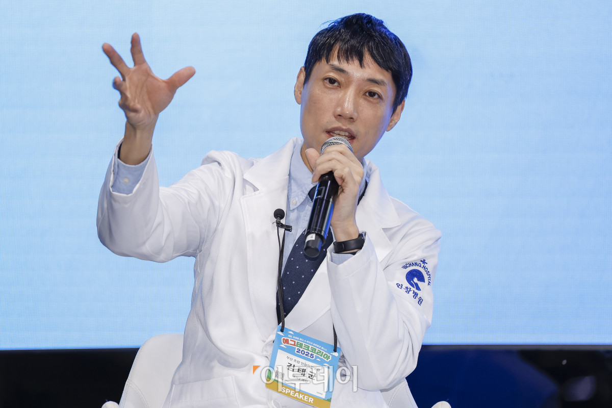 ▲20일 서울 서초구 aT센터에서 열린 ‘에그테크코리아 2025’(EggTech Korea 2025) 에크테크 토크콘서트에서 김태균 부산 초량 인창요양병원 내과2 과장이 발표를 하고 있다. 이투데이가 주최하는 '에그테크코리아 2025'는 스마트양계·스마트팜 기술, 동물복지 및 HACCP 생산공정, 로컬푸드 개발, 친환경 패키징, 유정란·디저트 등 건강한 먹거리 산업의 전 과정을 대중에 공개하는 국내 최초의 전시회로 21일 까지 진행된다. 이번 행사는 ‘계란·미래·K 푸드·웰니스’를 핵심 키워드로, 60개사 100부스가 참여하는 대규모 B2C·B2B 융합형 페스티벌로 꾸며진다. 1270만 구독자를 보유한 국내 대표 먹방 크리에이터 쯔양이 홍보대사로 나서며, 의학 유튜브 채널 ‘닥터프렌즈’(140만 구독자)와 '닥터딩요'(81만 구독자)가 건강·식품안전 관련 토크콘서트에 참여한다. 조현호 기자 hyunho@