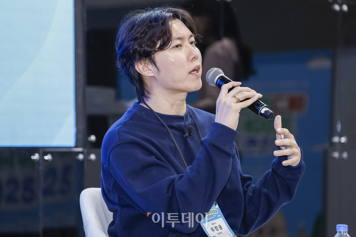 ▲20일 서울 서초구 aT센터에서 열린 ‘에그테크코리아 2025’(EggTech Korea 2025) 에크테크 토크콘서트에서 우창윤 윔클리닉 대표원장이 발표를 하고 있다. 이투데이가 주최하는 '에그테크코리아 2025'는 스마트양계·스마트팜 기술, 동물복지 및 HACCP 생산공정, 로컬푸드 개발, 친환경 패키징, 유정란·디저트 등 건강한 먹거리 산업의 전 과정을 대중에 공개하는 국내 최초의 전시회로 21일 까지 진행된다. 이번 행사는 ‘계란·미래·K 푸드·웰니스’를 핵심 키워드로, 60개사 100부스가 참여하는 대규모 B2C·B2B 융합형 페스티벌로 꾸며진다. 1270만 구독자를 보유한 국내 대표 먹방 크리에이터 쯔양이 홍보대사로 나서며, 의학 유튜브 채널 ‘닥터프렌즈’(140만 구독자)와 '닥터딩요'(81만 구독자)가 건강·식품안전 관련 토크콘서트에 참여한다. 조현호 기자 hyunho@