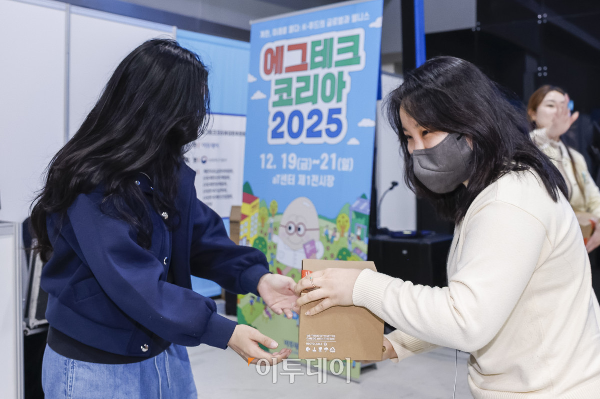 ▲20일 서울 서초구 aT센터에서 열린 ‘에그테크코리아 2025’(EggTech Korea 2025) 에크테크 토크콘서트에서 럭키드로우 이벤트가 진행되고 있다. 이투데이가 주최하는 '에그테크코리아 2025'는 스마트양계·스마트팜 기술, 동물복지 및 HACCP 생산공정, 로컬푸드 개발, 친환경 패키징, 유정란·디저트 등 건강한 먹거리 산업의 전 과정을 대중에 공개하는 국내 최초의 전시회로 21일 까지 진행된다. 이번 행사는 ‘계란·미래·K 푸드·웰니스’를 핵심 키워드로, 60개사 100부스가 참여하는 대규모 B2C·B2B 융합형 페스티벌로 꾸며진다. 1270만 구독자를 보유한 국내 대표 먹방 크리에이터 쯔양이 홍보대사로 나서며, 의학 유튜브 채널 ‘닥터프렌즈’(140만 구독자)와 '닥터딩요'(81만 구독자)가 건강·식품안전 관련 토크콘서트에 참여한다. 조현호 기자 hyunho@