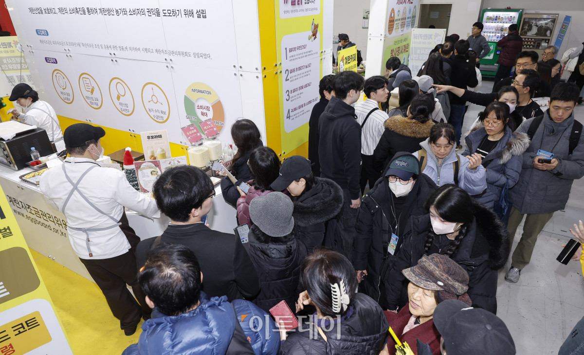 ▲20일 서울 서초구 aT센터에서 열린 ‘에그테크코리아 2025’(EggTech Korea 2025)에서 참관객들이 계란자조금관리위원회 부스를 살펴보고 있다. 이투데이가 주최하는 '에그테크코리아 2025'는 스마트양계·스마트팜 기술, 동물복지 및 HACCP 생산공정, 로컬푸드 개발, 친환경 패키징, 유정란·디저트 등 건강한 먹거리 산업의 전 과정을 대중에 공개하는 국내 최초의 전시회로 21일 까지 진행된다. 이번 행사는 ‘계란·미래·K 푸드·웰니스’를 핵심 키워드로, 60개사 100부스가 참여하는 대규모 B2C·B2B 융합형 페스티벌로 꾸며진다. 1270만 구독자를 보유한 국내 대표 먹방 크리에이터 쯔양이 홍보대사로 나서며, 의학 유튜브 채널 ‘닥터프렌즈’(140만 구독자)와 '닥터딩요'(81만 구독자)가 건강·식품안전 관련 토크콘서트에 참여한다. 조현호 기자 hyunho@