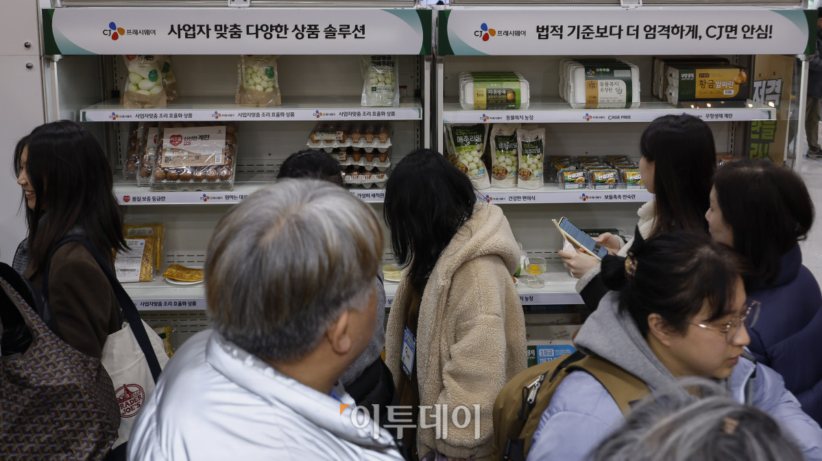 ▲20일 서울 서초구 aT센터에서 열린 ‘에그테크코리아 2025’(EggTech Korea 2025)에서 참관객들이 CJ프레시웨이 부스를 살펴보고 있다. 이투데이가 주최하는 '에그테크코리아 2025'는 스마트양계·스마트팜 기술, 동물복지 및 HACCP 생산공정, 로컬푸드 개발, 친환경 패키징, 유정란·디저트 등 건강한 먹거리 산업의 전 과정을 대중에 공개하는 국내 최초의 전시회로 21일 까지 진행된다. 이번 행사는 ‘계란·미래·K 푸드·웰니스’를 핵심 키워드로, 60개사 100부스가 참여하는 대규모 B2C·B2B 융합형 페스티벌로 꾸며진다. 1270만 구독자를 보유한 국내 대표 먹방 크리에이터 쯔양이 홍보대사로 나서며, 의학 유튜브 채널 ‘닥터프렌즈’(140만 구독자)와 '닥터딩요'(81만 구독자)가 건강·식품안전 관련 토크콘서트에 참여한다. 조현호 기자 hyunho@